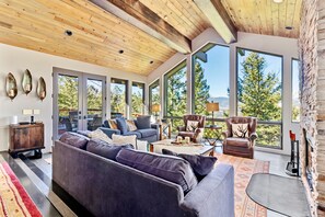 Flachbildfernseher, Kamin, Stereoanlage