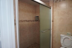 Shower - Smoky Mountains 101 2BD Condo with Fireplace and Private Balcony (PIGEON FORGE)