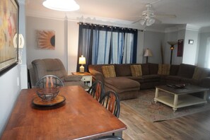 TV, fireplace - Smoky Mountains 101 2BD Condo with Fireplace and Private Balcony (PIGEON FORGE)