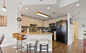 Frigorifero, microonde, lavastoviglie, macchina per tè/caffè