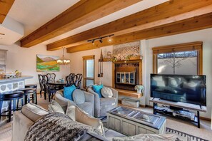 TV, caminetto, lettore DVD, impianto stereo