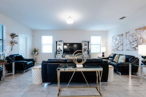 Smart TV, offices - Modern 7BR w/Pool/ Minutes from Disney/ ESPN (Kissimmee)