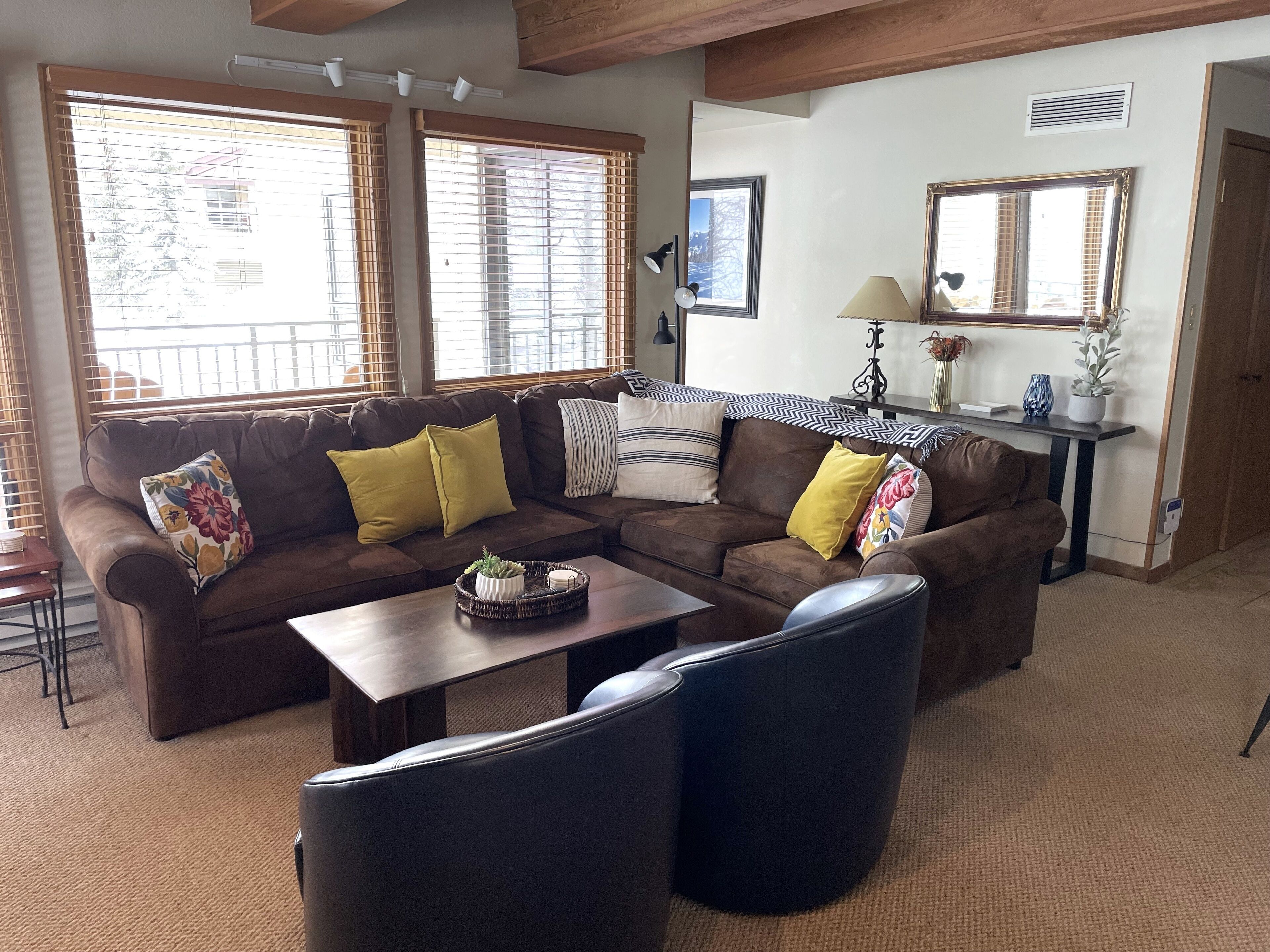 Spacious 3 Br Plaza With Updated Kitchen by RedAwning