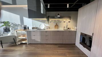 Coffee/tea maker, fridge, microwave, oven
