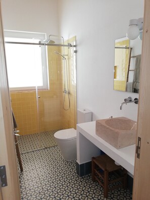 Dusche, Haartrockner, Handtücher, Seife
