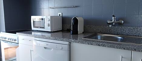 Kühlschrank, Mikrowelle, Ofen, Herdplatte