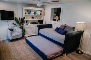 2 habitaciones, tabla de planchar con plancha y cuna de viaje 