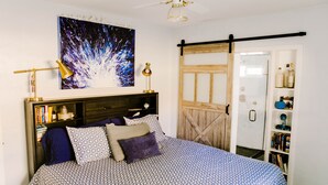 2 soverom, skrivebord, strykejern/-brett og reiseseng for barn