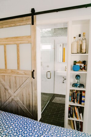 Combined shower/tub, hair dryer, towels, soap - Sarah's Sanctuary-Renovated Midtown Melrose Home With Pool-Heated with surcharge (Phoenix)