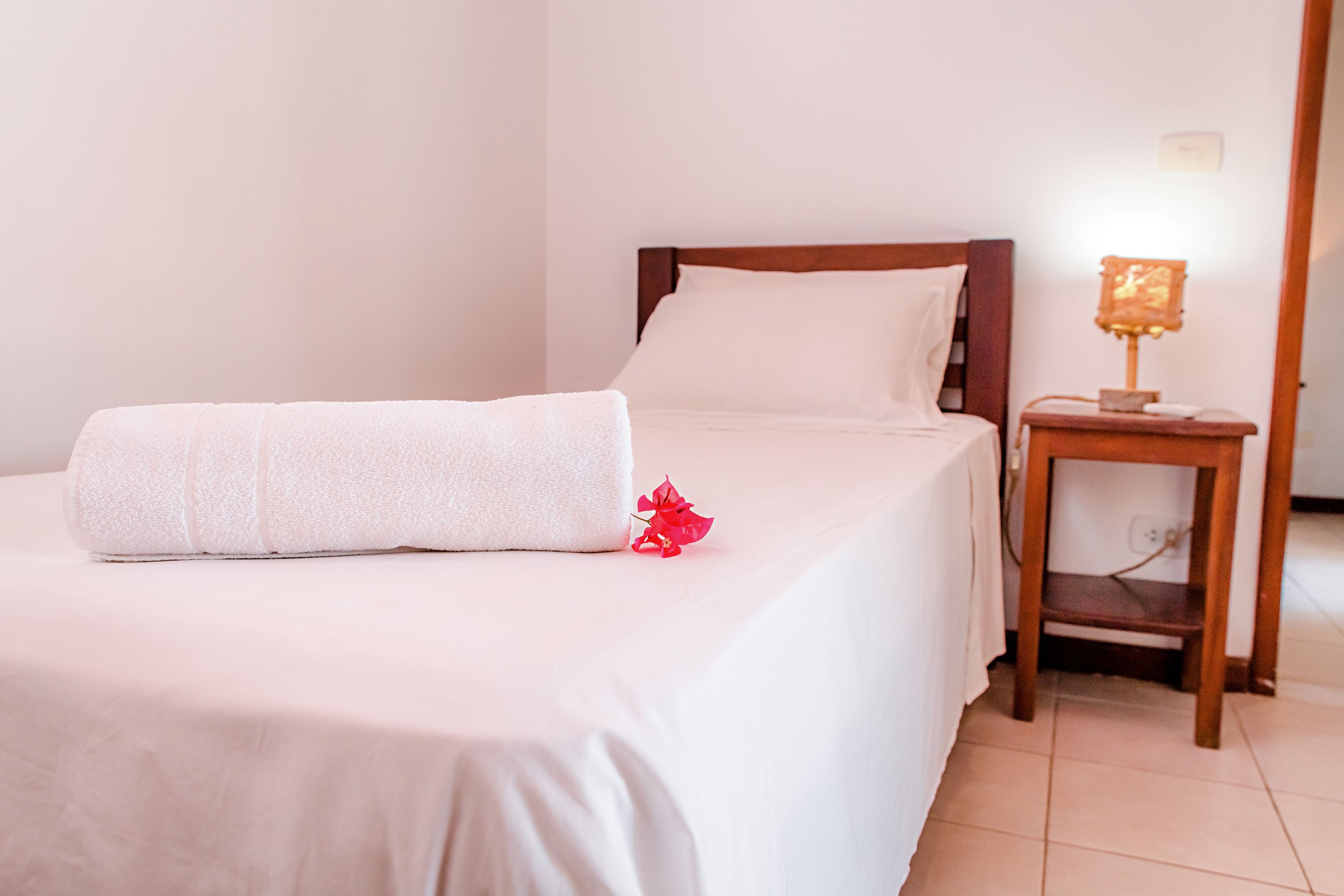 deluxe triple room, garden view | minibar, desk, bed sheets