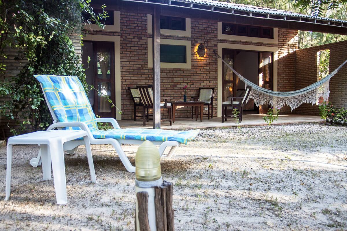 Kamar Quadruple Deluks, pemandangan kebun | Area keluarga | TV