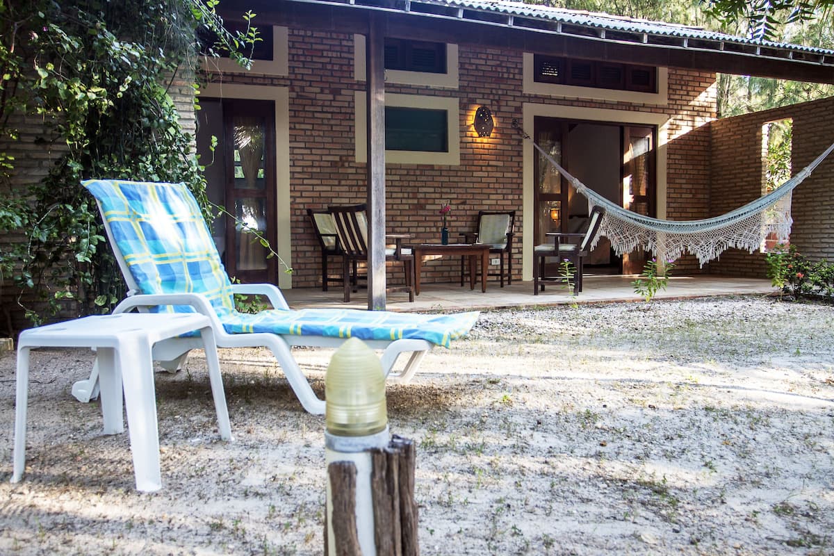 Kamar Quadruple Deluks, pemandangan kebun | Area keluarga | TV