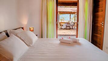 Tripla Deluxe, fronte mare | Minibar, una scrivania, lenzuola