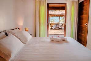 Minibar, desk, bed sheets - Villa del Mar Praia hotel - Frente a Praia (Camocim)