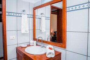 Dusche, HandtĂŒcher, Seife, Toilettenpapier