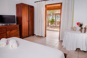Habitación Deluxe doble, mirando al mar | Minibar, escritorio, ropa de cama