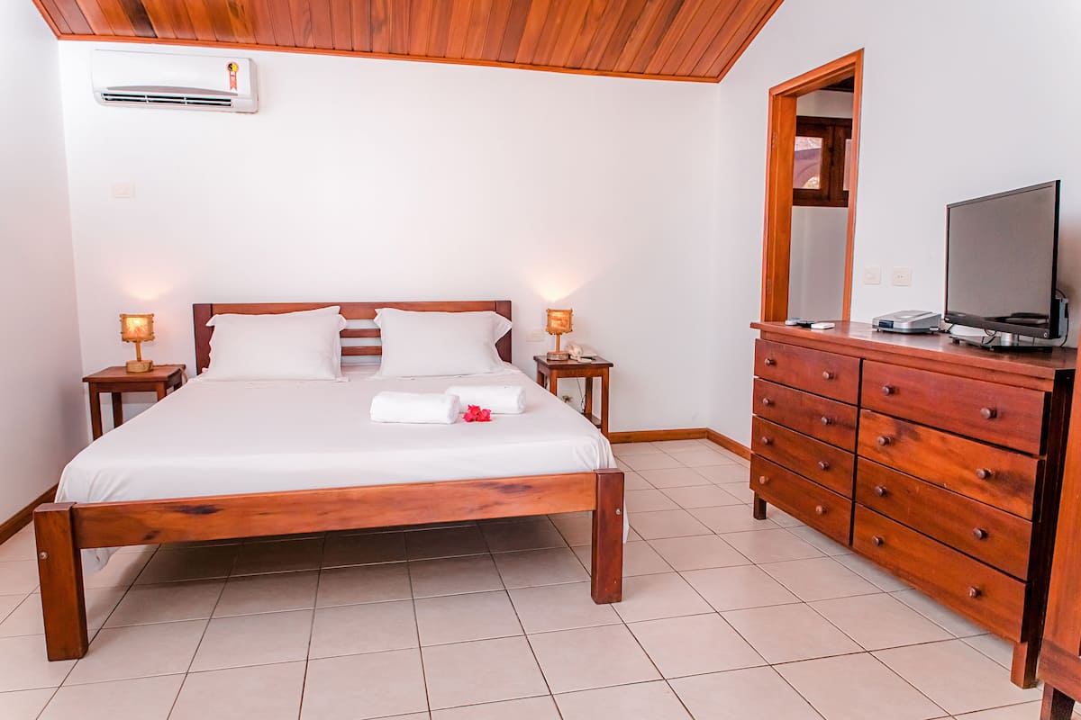 Kamar Double Deluks, pemandangan kebun | Minibar, meja kerja, dan seprai linen