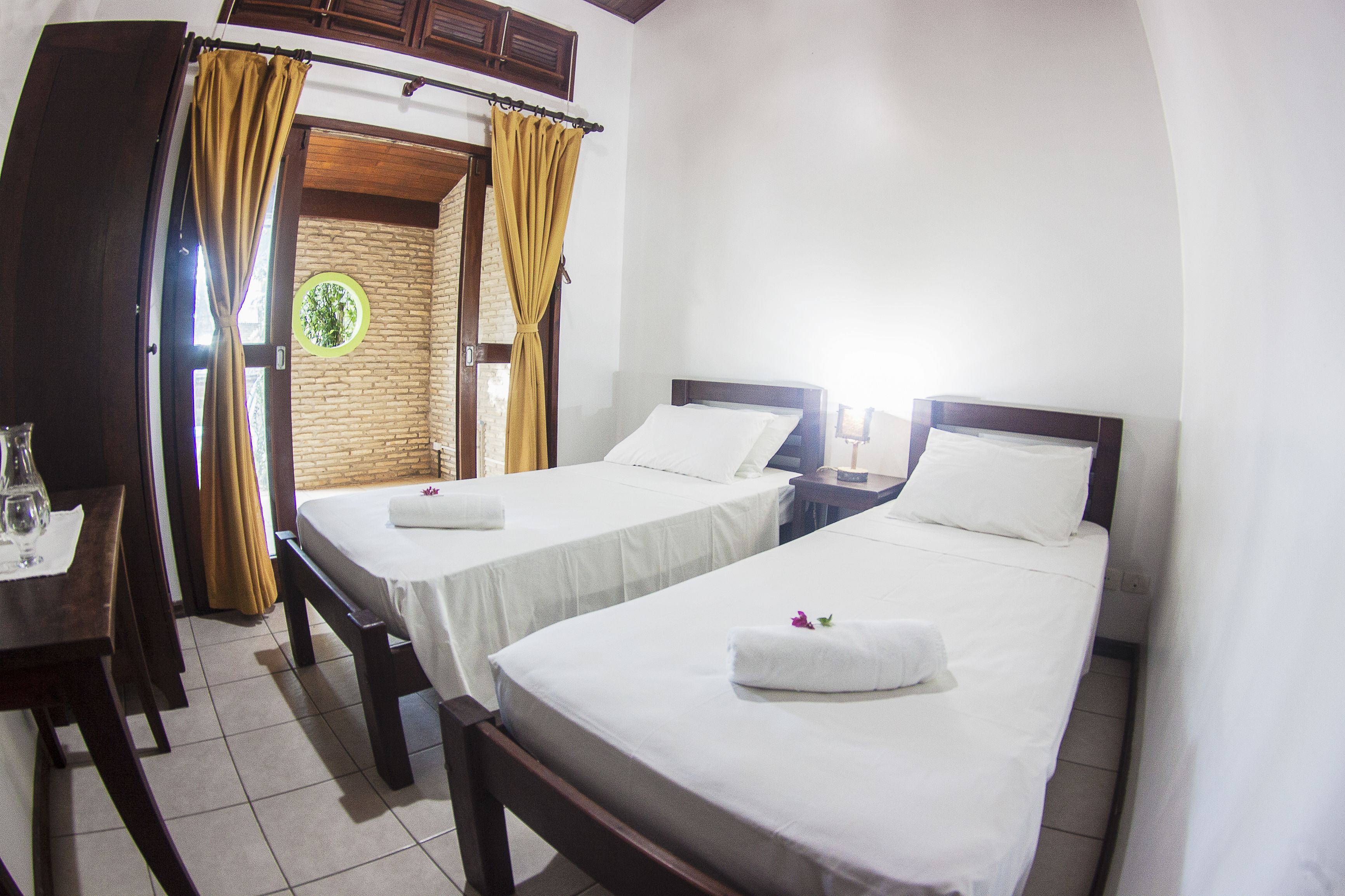 deluxe quadruple room, garden view | minibar, desk, bed sheets