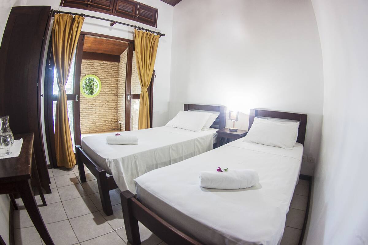 deluxe quadruple room, garden view | minibar, desk, bed sheets