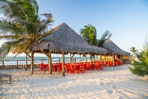 Ubicación a pie de playa, cabañas de uso gratuito y bar en la playa