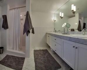 Haartrockner, Handtücher, Shampoo, Toilettenpapier