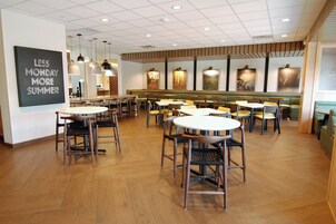 Café da manhã completo grátis todos os dias