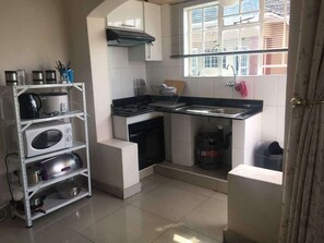 Fridge, microwave, oven, stovetop - LONJETA SELF-CATERING APARTMENTS (Lilongwe)