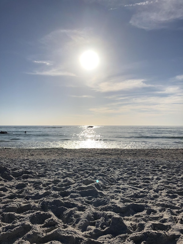 Playa en los alrededores, camastros y toallas de playa
