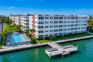 Un hôtel à plusieurs étages doté d’une piscine, d’un quai et offrant une vue sur le front de mer.