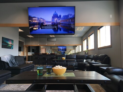 Sleek, modern one bedroom apartment in the heart of Newport.