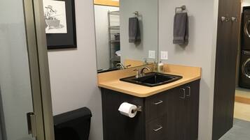 Une petite salle de bain comprenant un lavabo, des toilettes et un miroir.