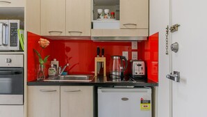 Studio, 1 Double Bed | Private kitchen - Modern & Charming Studio (403 Sun) (Auckland)