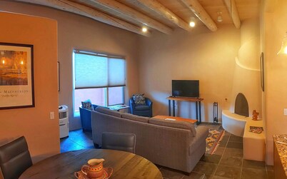 BOOK Now! Mountain Views, Spacious, Private, Close to Hiking, Dining & Shopping!