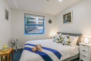 Tabla de planchar con plancha, wifi gratis y ropa de cama