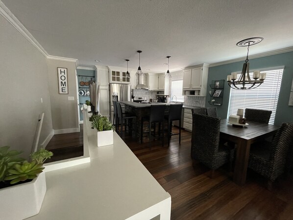 Dining - Beautiful Vacation/Office/Family/Restful Getaway in Fort Collins (Fort Collins)