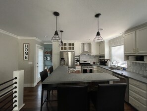 Fridge, microwave, oven, stovetop - Beautiful Vacation/Office/Family/Restful Getaway in Fort Collins (Fort Collins)