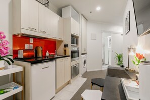 Studio, 1 Double Bed | Private kitchen - Settled Square Studio (Auckland)