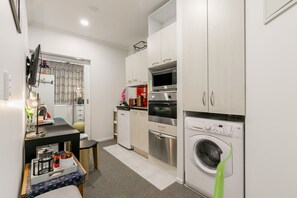 Studio, 1 Double Bed | Private kitchen - Settled Square Studio (Auckland)