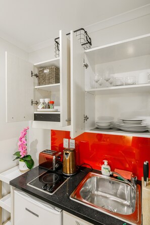 Studio, 1 Double Bed | Private kitchen - Settled Square Studio (Auckland)
