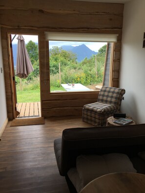 Design-Ferienhütte, Mehrere Betten, eingeschränkter Seeblick | Wohnzimmer