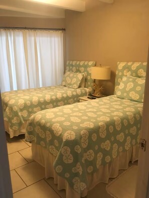 2 bedrooms, WiFi - Short walk to East beach on St Simons Island. (St Simons)