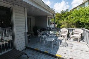 Outdoor dining - Short walk to East beach on St Simons Island. (St Simons)