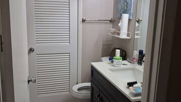 Sèche-cheveux, serviettes fournies, savon, shampoing