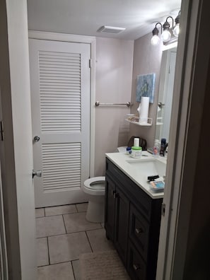 Hair dryer, towels, soap, shampoo - Short walk to East beach on St Simons Island. (St Simons)
