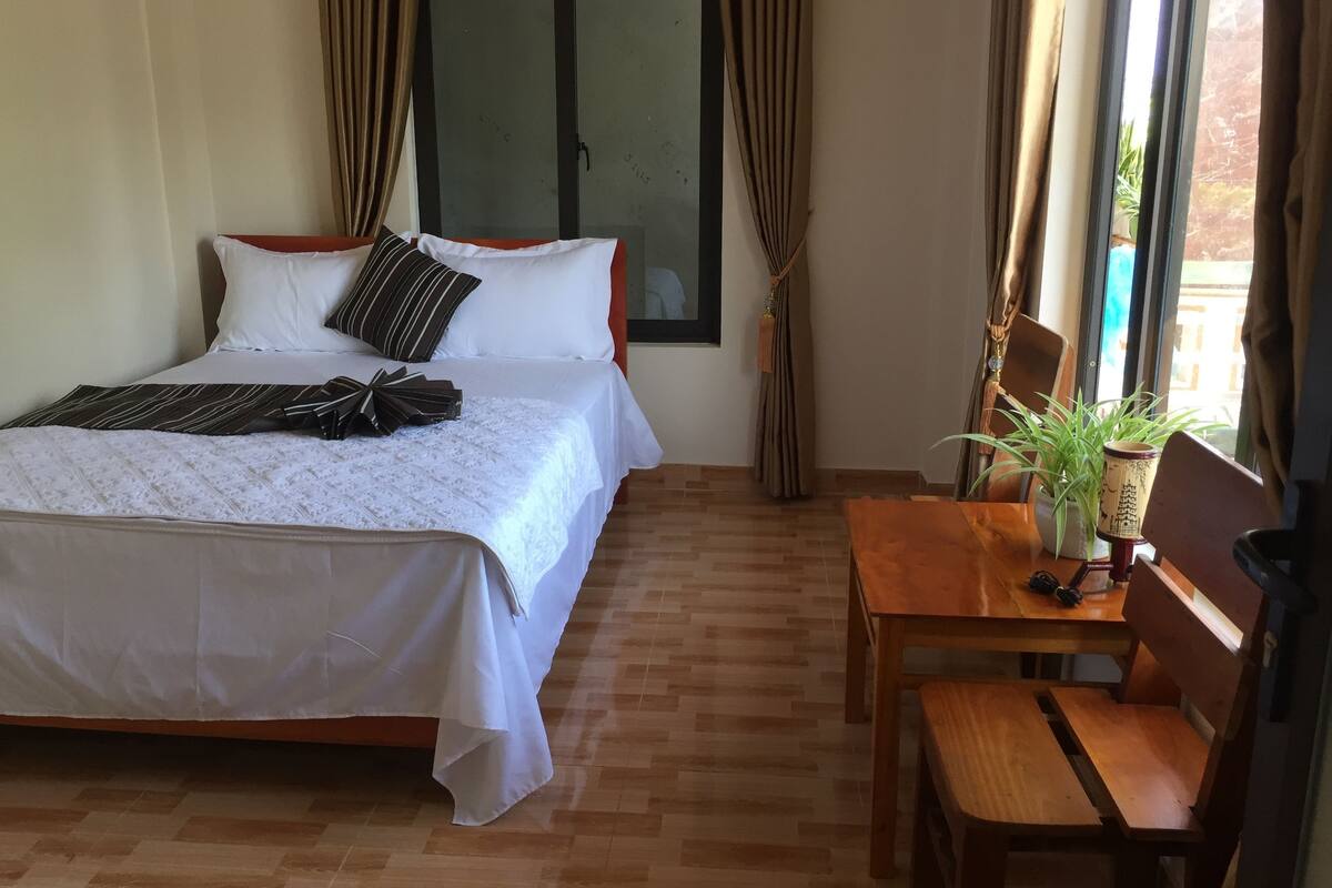 Chambre panoramique double, 1 lit double, vue sur le fleuve | Literie de qualité, accès au Wi-Fi (inclus)