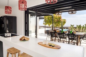 Outdoor dining - Luxurious Villa with Pool, Panoramic Views, Terrace, Garden, Air Conditioning and Wi-Fi (Tias, Las Palmas)