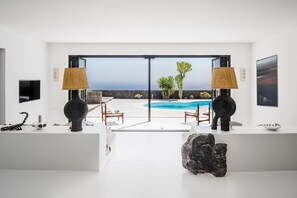 Pool - Luxurious Villa with Pool, Panoramic Views, Terrace, Garden, Air Conditioning and Wi-Fi (Tias, Las Palmas)