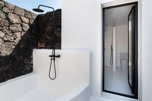 浴槽、ヘアドライヤー、タオル