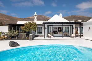 Pool - Luxurious Villa with Pool, Panoramic Views, Terrace, Garden, Air Conditioning and Wi-Fi (Tias, Las Palmas)