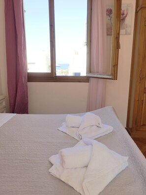 2 bedrooms, iron/ironing board, internet, bed sheets